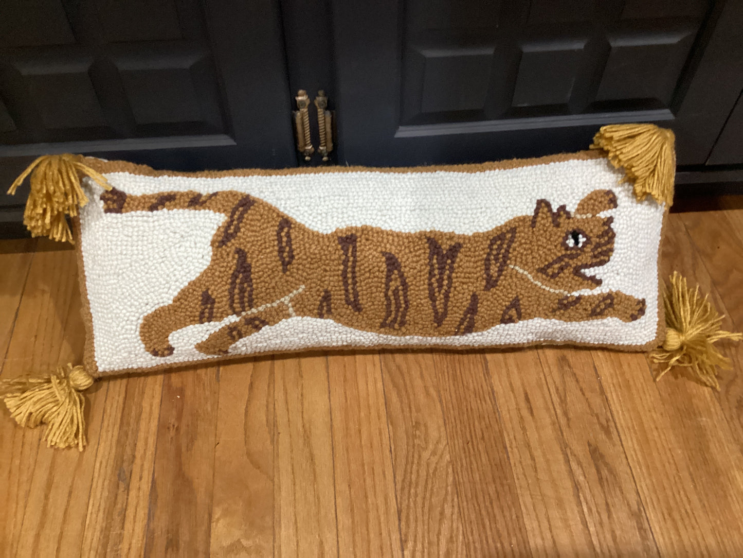 Jungalow Tiger with Tassel Hooked Pillow